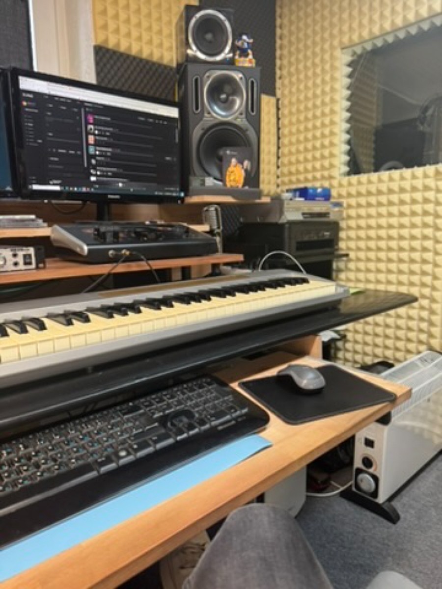 Keyboard, Studiomonitore und DAW-Arbeitsplatz im Vest Tonstudio Dortmund