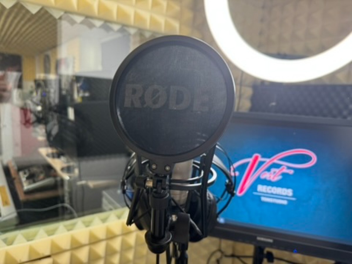 RØDE-Popfilter vor dem Aufnahmemikrofon im Vest Tonstudio, im Hintergrund der Vest-Records-Bildschirm